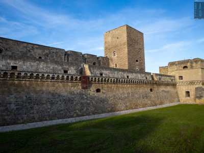 Il secondo � il Castello, voluto nel 1132 dal re normanno Ruggero II e fatto poi ricostruire dall�imperatore Federico II nel 1233 dopo la distruzione del 1156